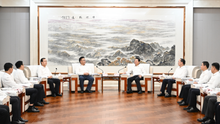 領(lǐng)導(dǎo)班子成員在沈陽(yáng)拜會(huì)遼寧省委書(shū)記、省人大常委會(huì)主任郝鵬，省委副書(shū)記、省長(zhǎng)李樂(lè)成